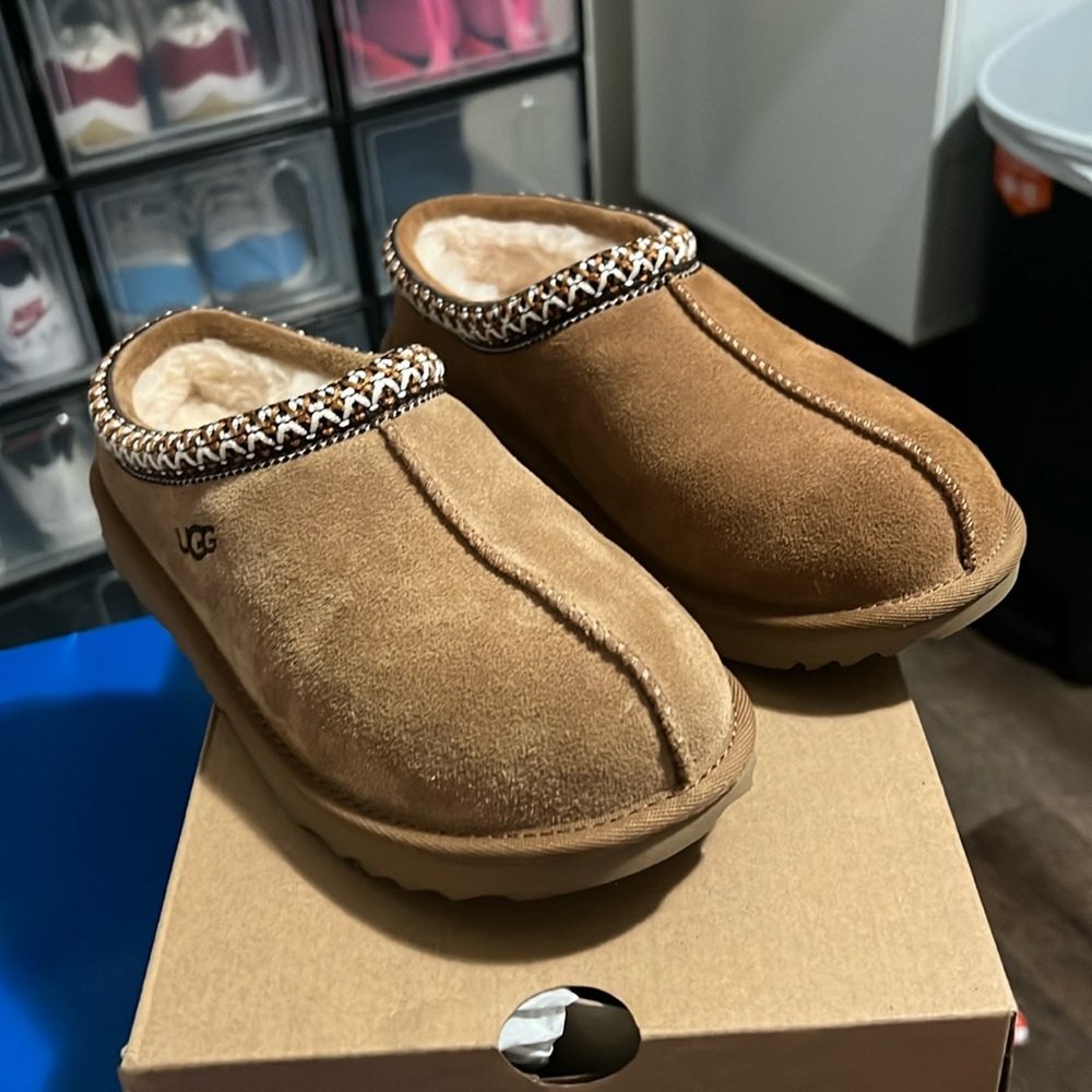 Size 5 tan Tasman Uggs